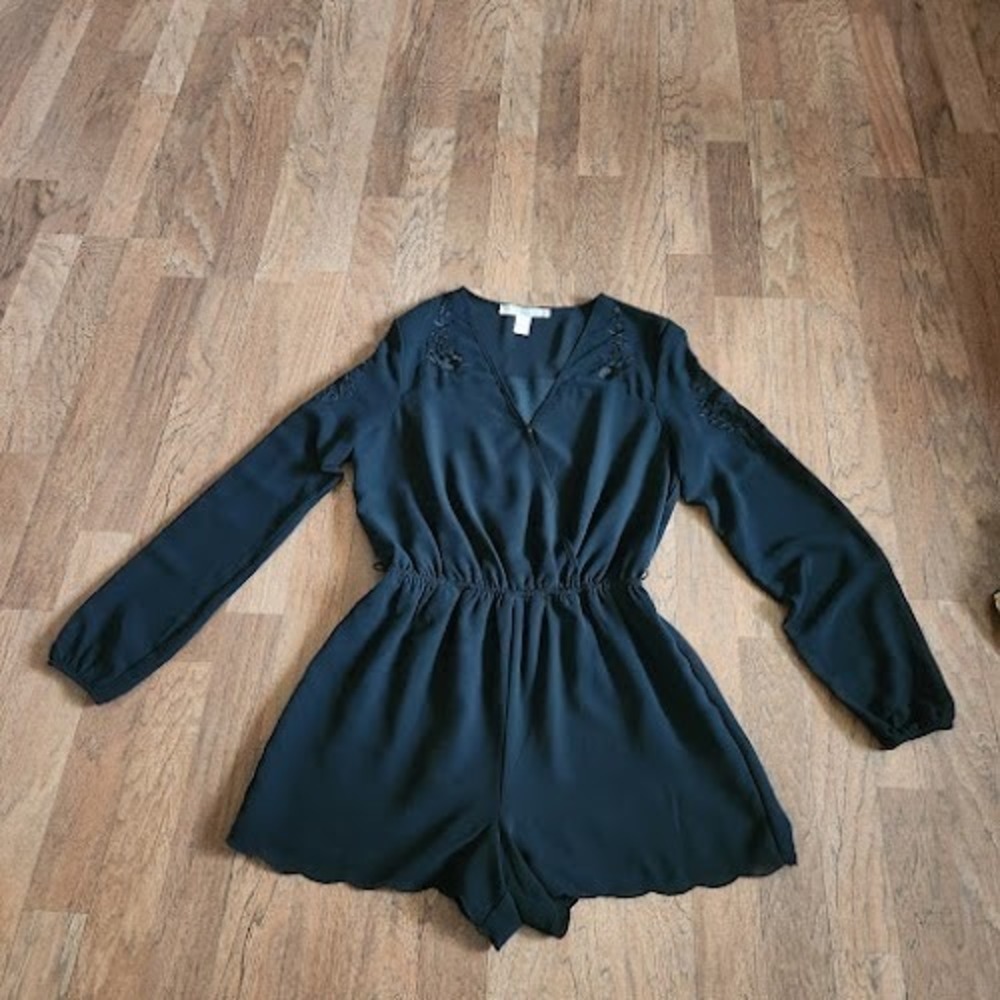Forever 21 Womens Black Embroidered Long Sleeve Scalloped Hem Romper Small S 446
